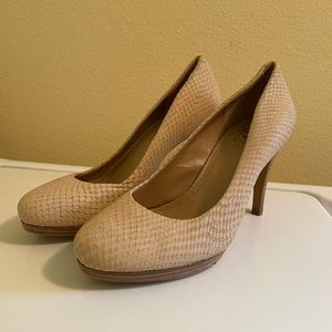 Vince Camuto heels in nude size 6